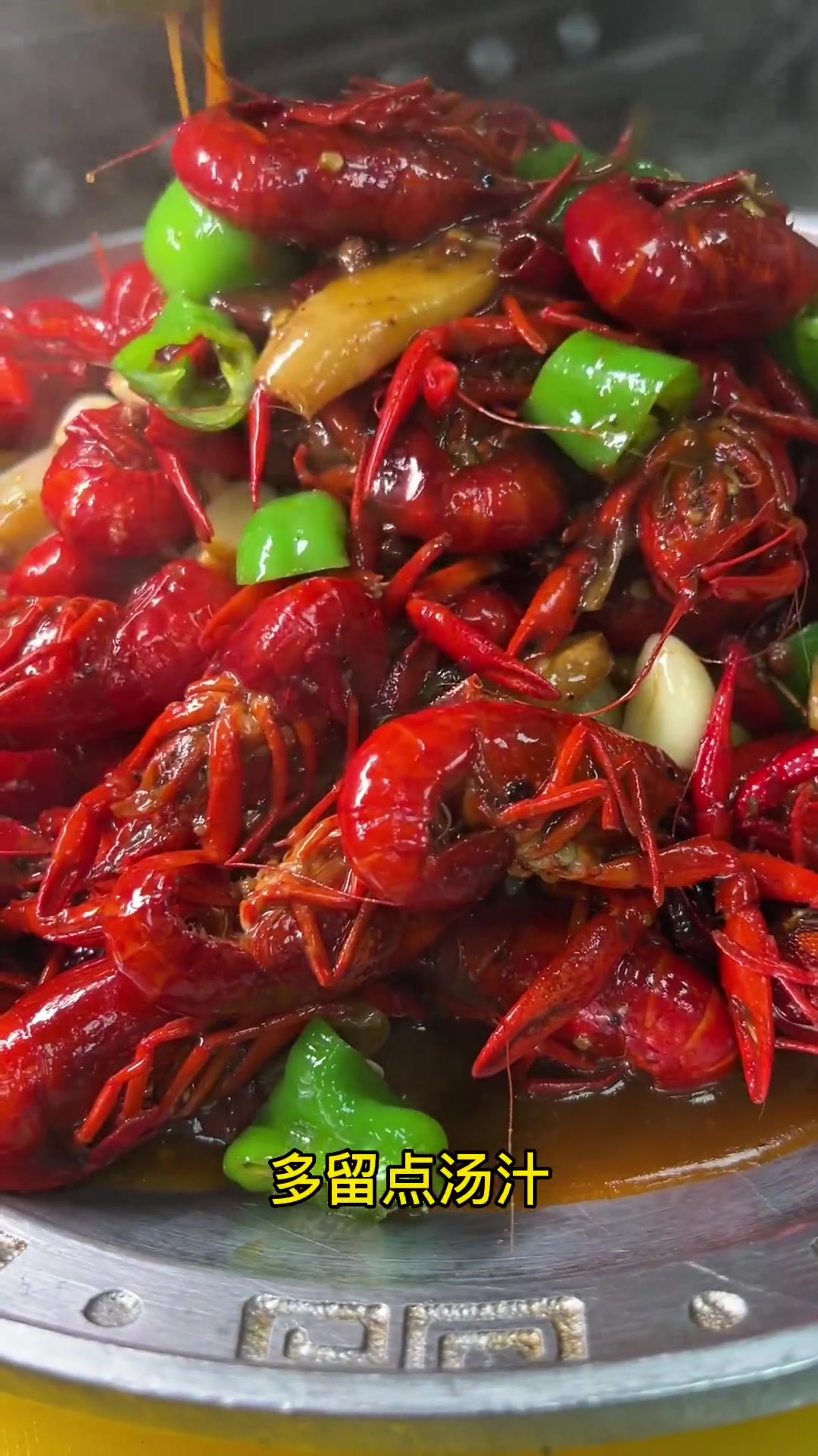 今天做超适合夏天吃的红烧龙虾,不喝两瓶啤酒对不起它
