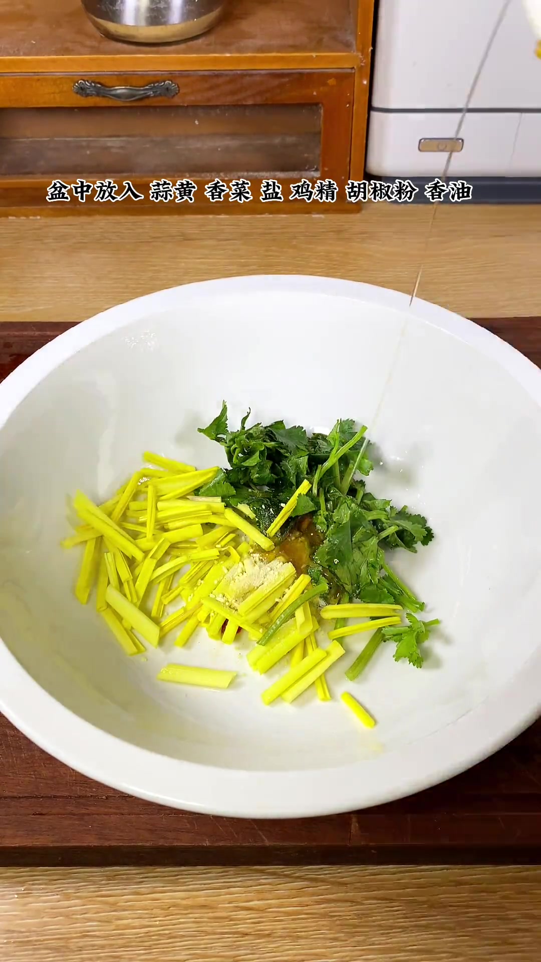 生汆丸子汤,汤鲜味美,丸子滑嫩好吃,香而不腻,大人小孩都爱吃