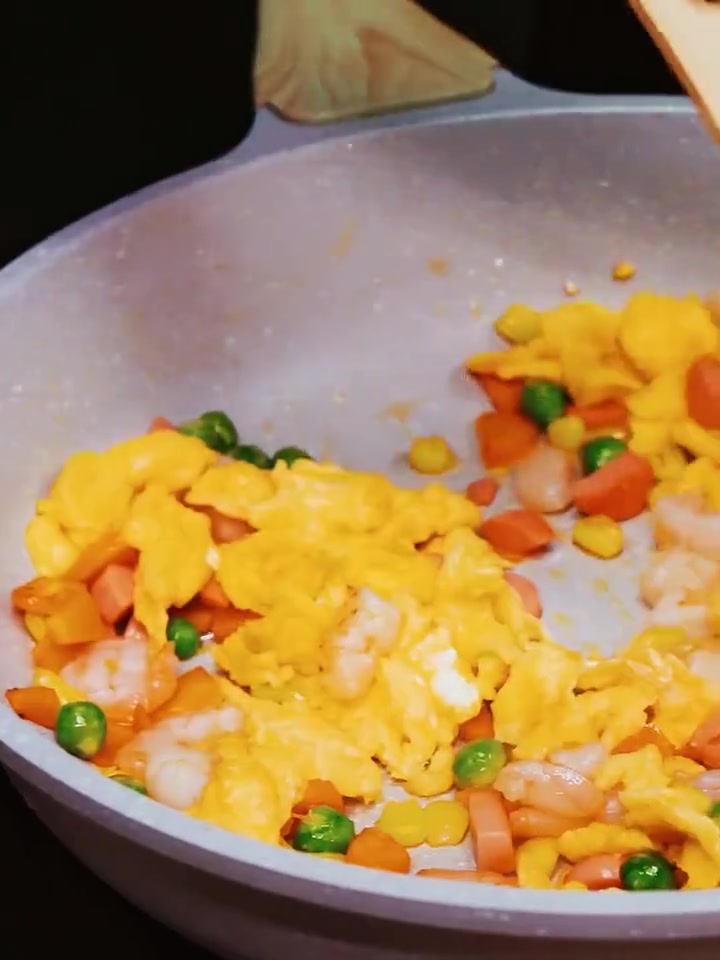 不用隔夜饭也能炒出黄金炒饭,粳米炒饭粒粒分明超有仪式感