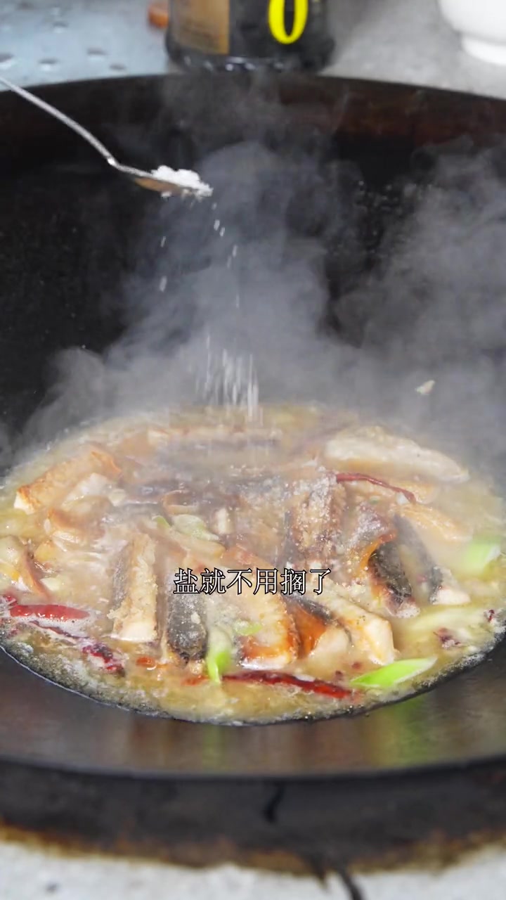 家里腊肉腊鱼吃不完,试试这样做一道腊肉烧腊鱼,腊香味十足,很下饭