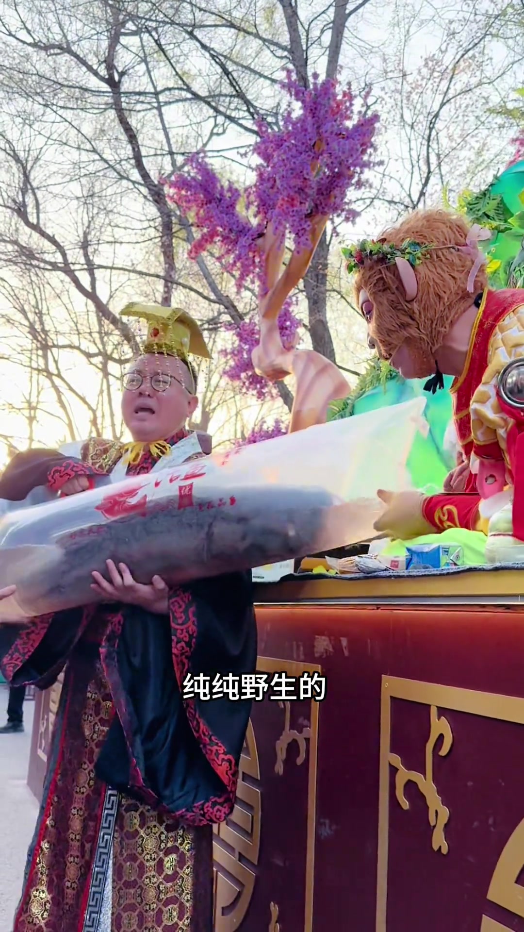 松花湖龙王给雪饼猴送开江鱼