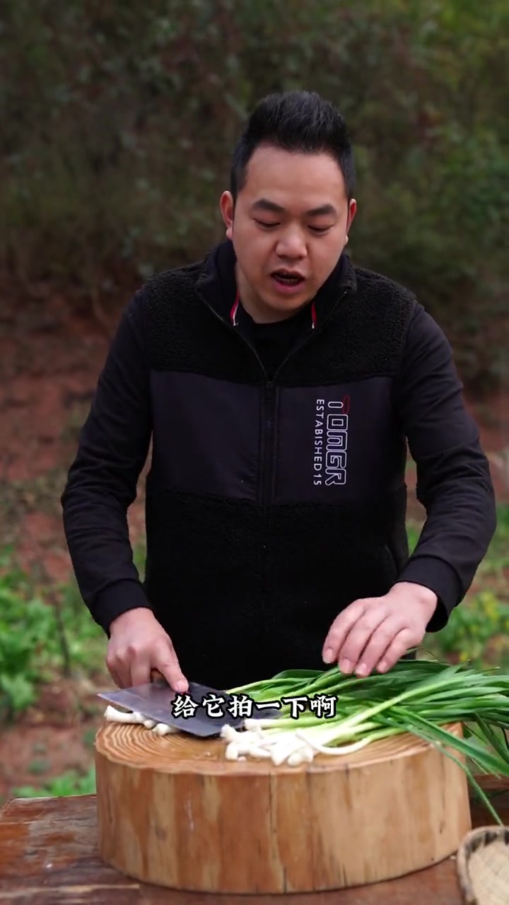 今天给丹丹做了一道外婆菜炒熬锅肉,味道巴适,香味扑鼻,超级下饭