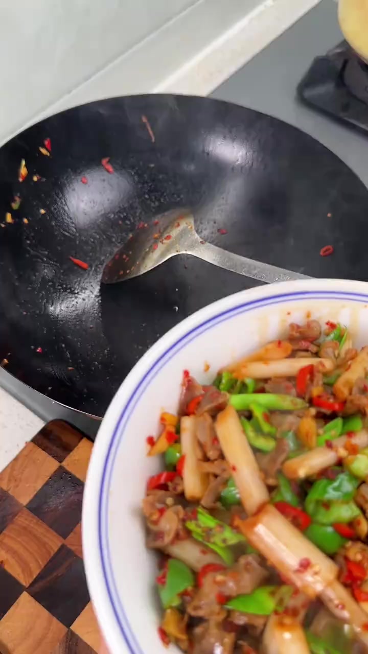 天热吃饭没胃口,一定要试试泡藕带炒鸡胗,酸辣开胃,又脆又鲜