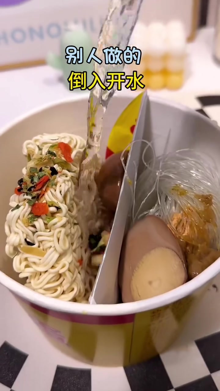 这才是桶面的正确吃法,有粉有面有蛋有菜,粉面蛋菜