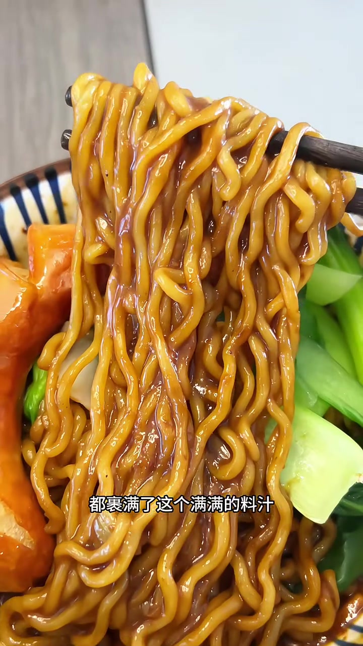 喜欢吃火鸡面的,这个八道露比炸酱面一定不要不错,香香辣辣带一点点甜!原味的也很好吃,闭眼冲