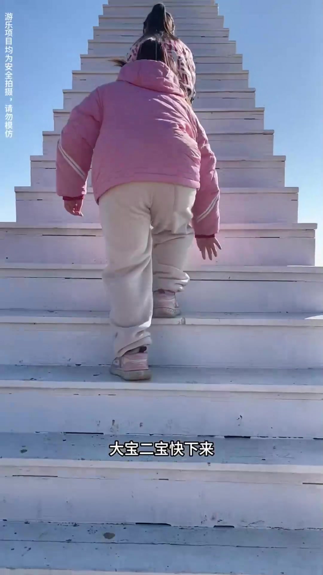 孩子们无忧无虑的快乐与人类幼崽的可爱瞬间:家庭生活