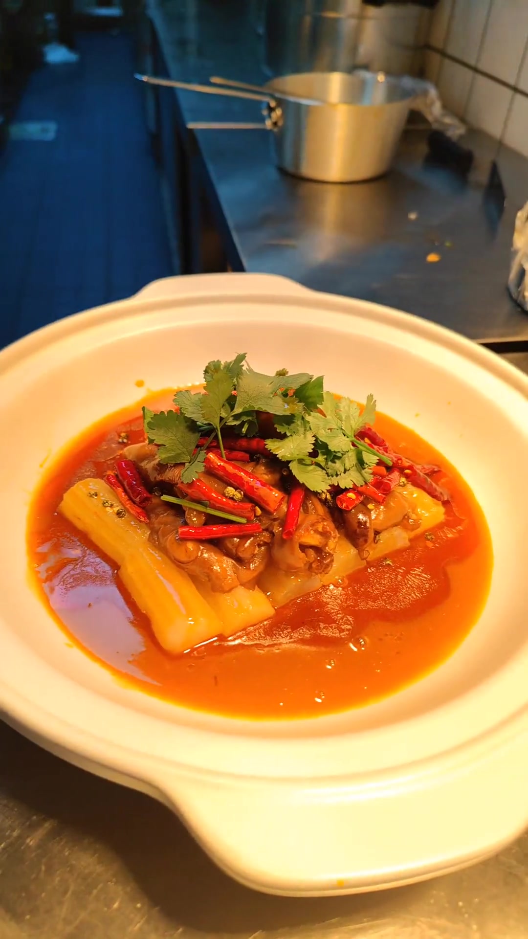 川式红焖羊蹄,萝卜的清甜,搭配羊蹄的软糯,川式麻辣红汤的浓郁口味,重叠糊辣油的香气,大开大