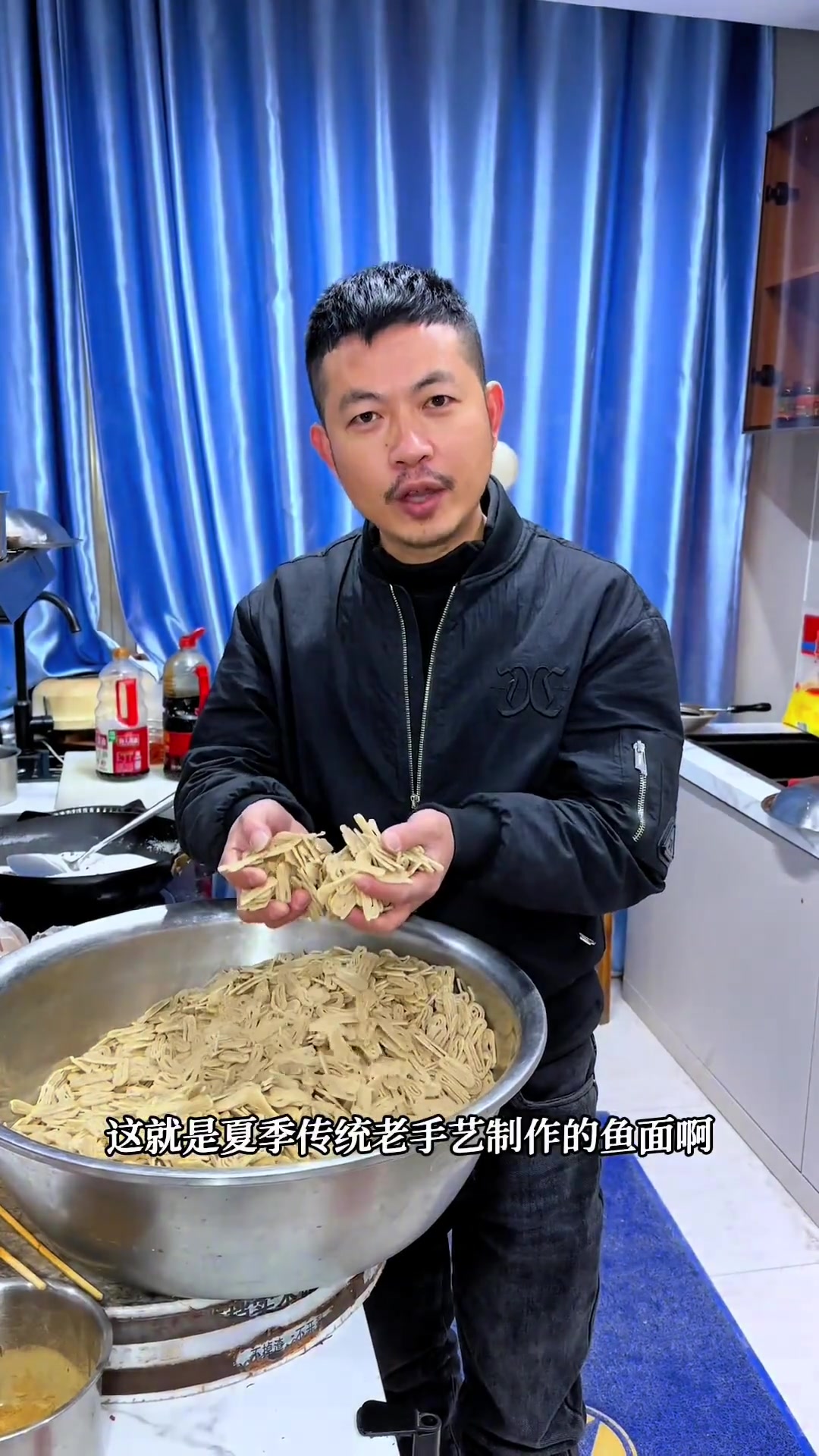 湖北黄梅县一到冬天,家家户户都做传统美食鱼面