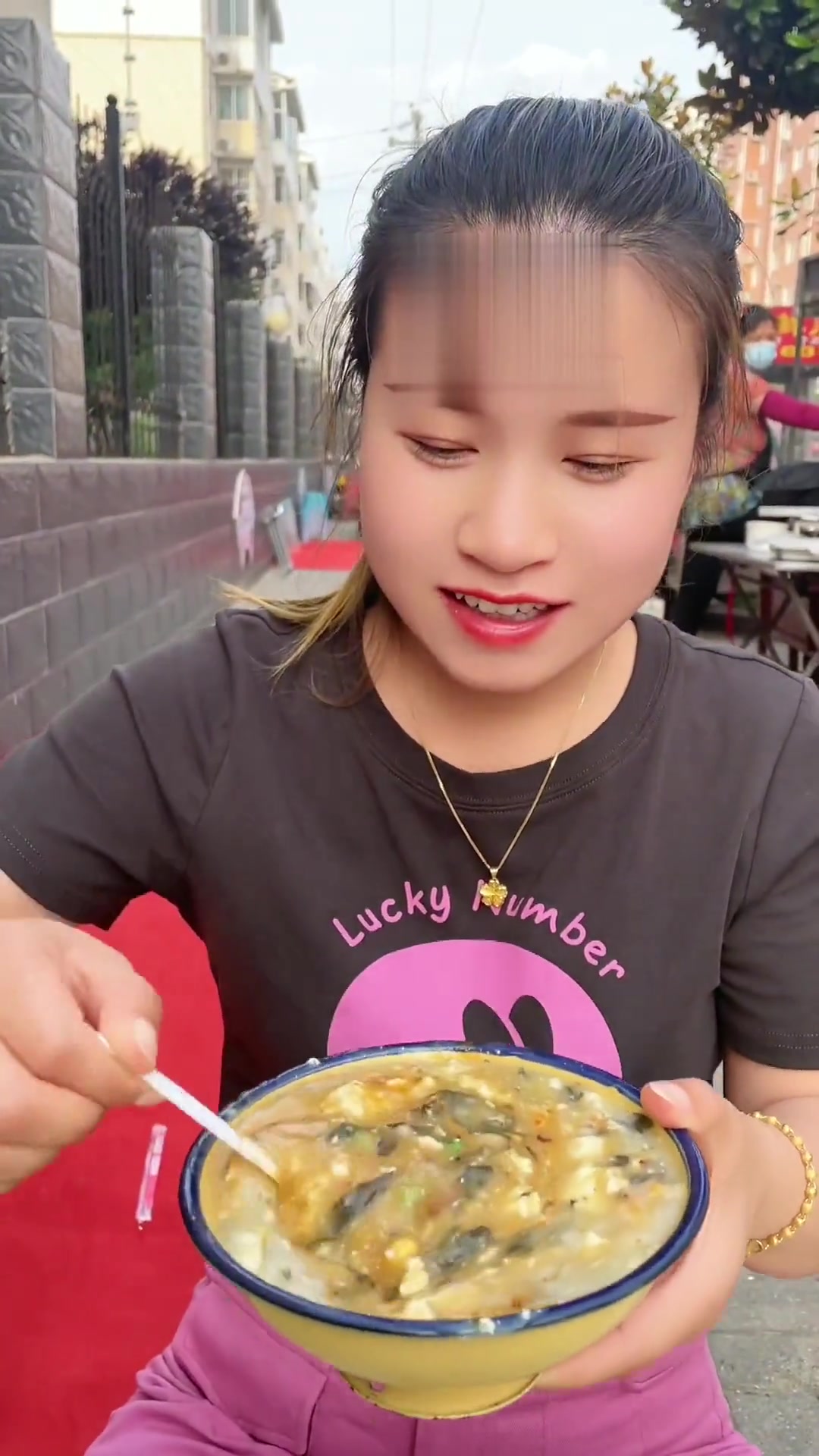 河南美食山野菜豆腐脑,这咸豆腐脑看着怎么样?老乡多久没有喝过了?