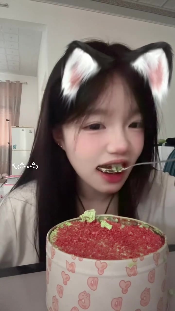 开吃周月宝鱼草蛋糕,倒好草莓碎,拿勺开干!