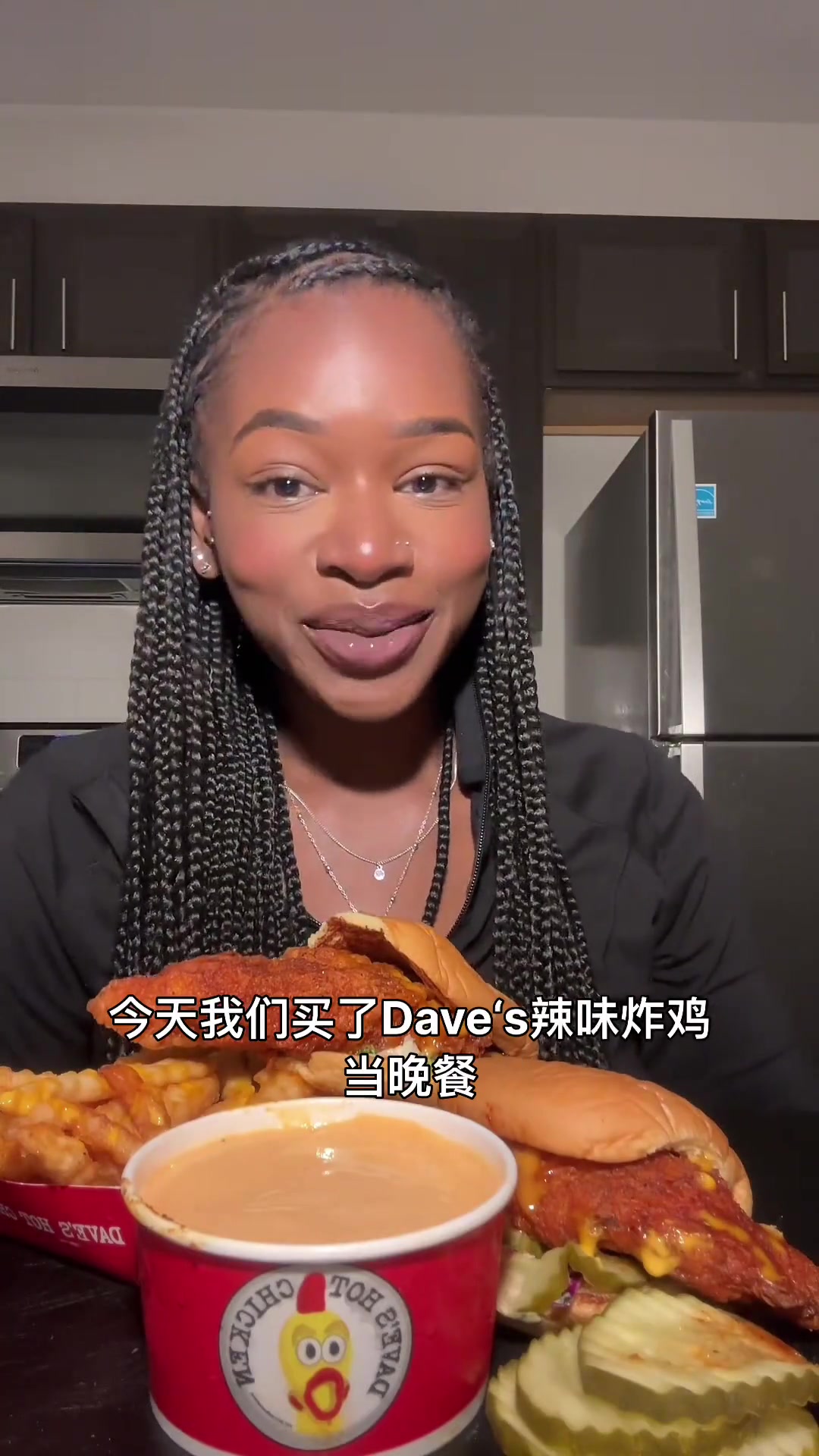 晚餐吃美味的辣味炸鸡汉堡