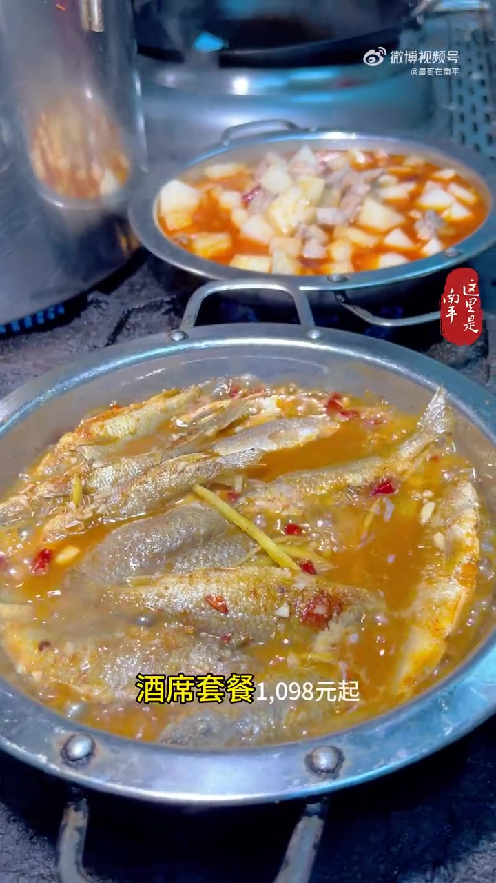 聚富楼承办年会、酒会、生日宴等各种宴席,让相聚更有味。位置就在光泽圣农大道财富花园南门口,