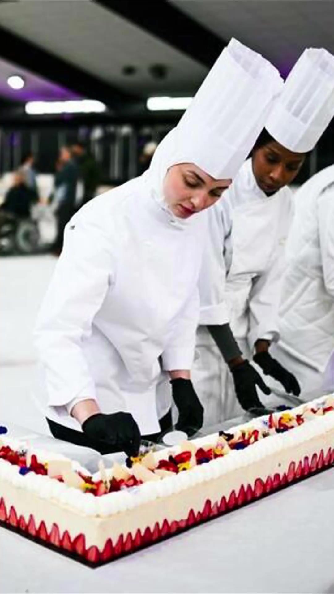 蛋糕长近122米!法国糕点师刷新世界纪录,用了四千个鸡蛋