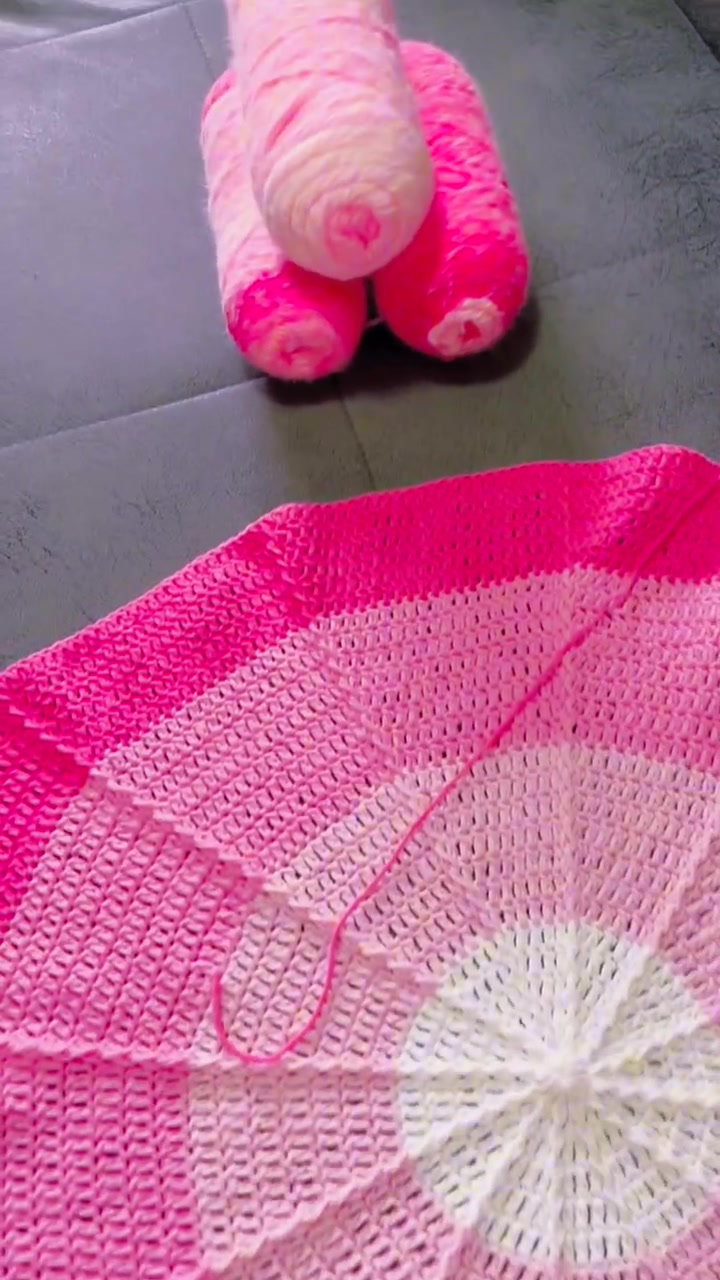 请问大家,渐变蛋糕线可以跟纯色混织吗?实在是不想拆了