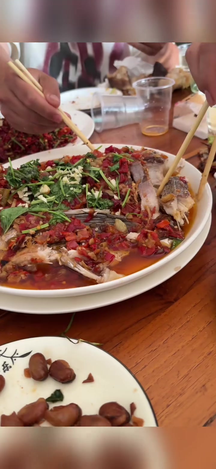 去清真饭店吃鸡和鱼的话最实惠,比牛羊肉便宜些。而且都是新鲜食材味道也不错。今天吃的有鱼头剁