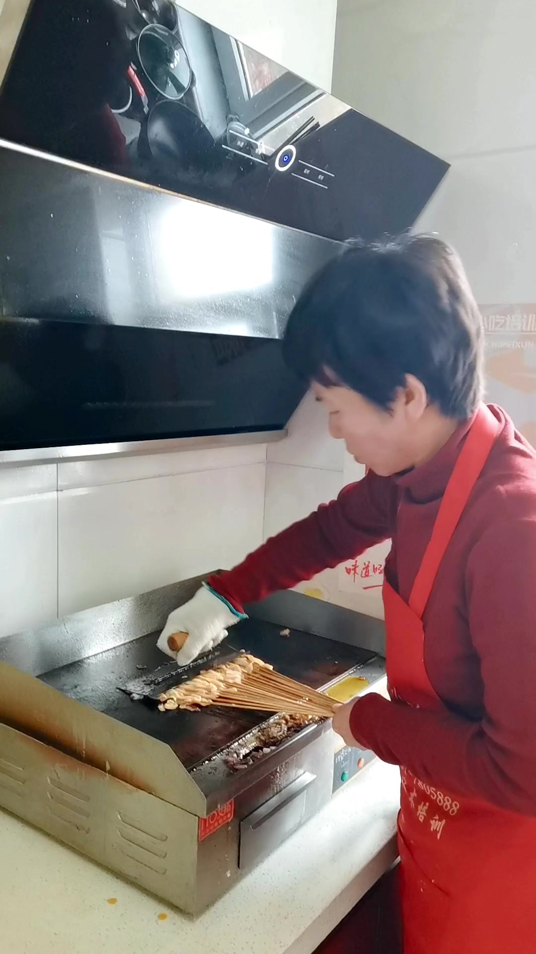 夜市杀疯了!70后大姐再创业!铁板鸭肠鱿鱼烧烤小吃技术培训实录