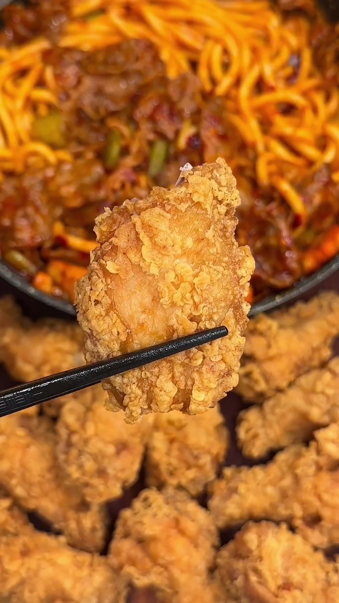 加了半斤肥牛的炒米粉邂逅无骨炸鸡翅串!