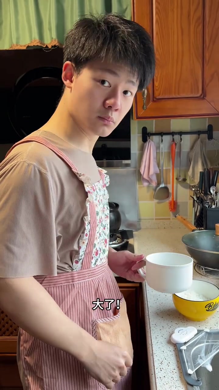 什锦蛋炒饭,很基础的蛋炒饭,可以加入自己喜欢的蔬菜