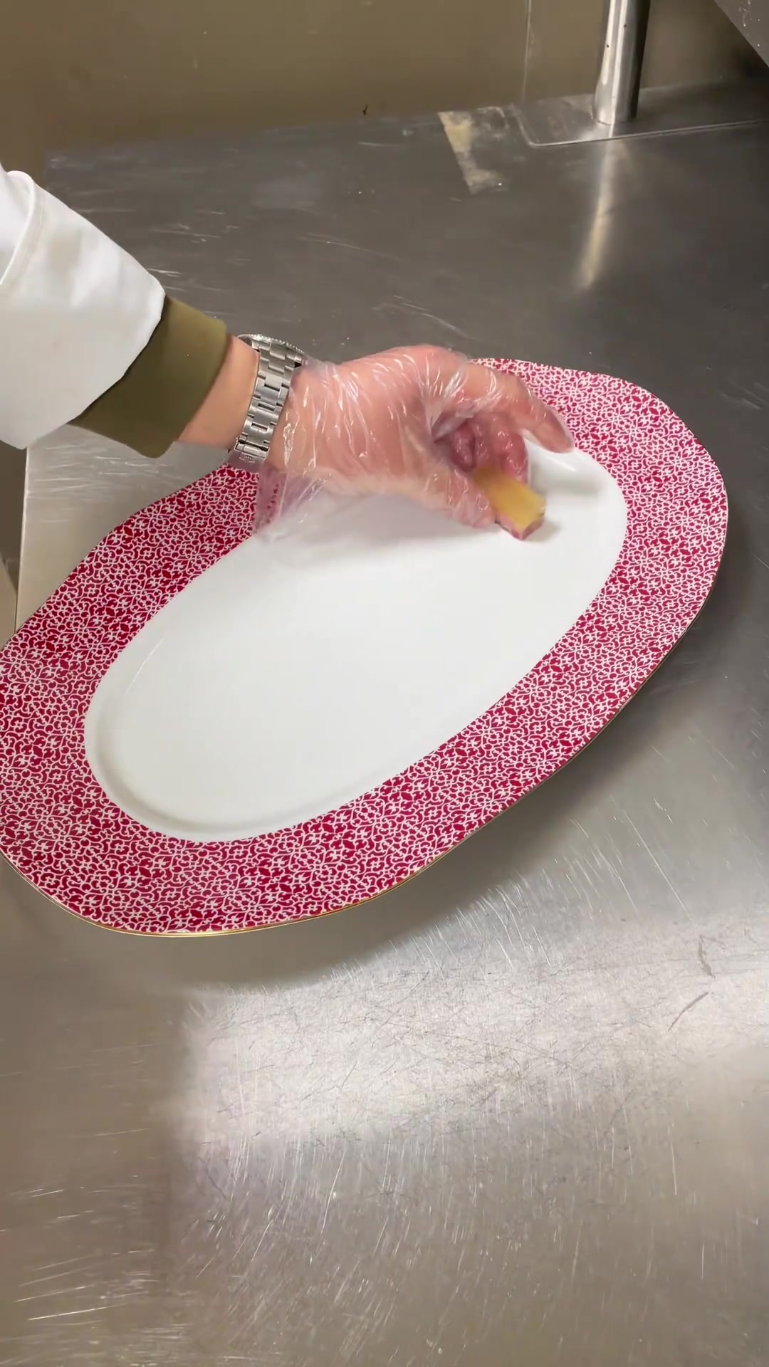 镇江水晶肴肉:猪前蹄膀的独特制作过程