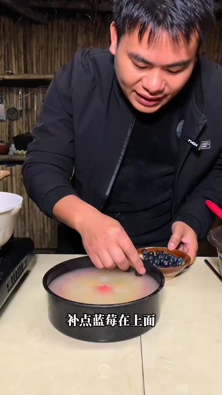 大宝这两天老是说要吃水果蛋糕,今天给他做一个晶莹剔透的水晶果冻蛋糕,好看又好吃,适合有小孩