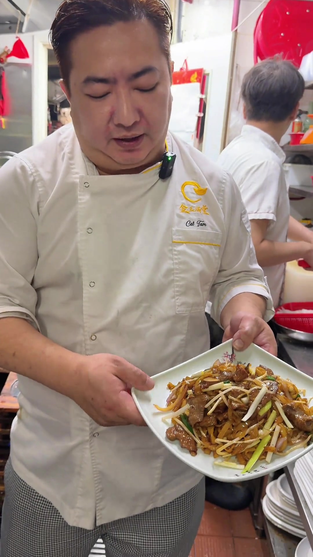 干炒牛河是粤菜厨师基本功,看看香港师傅做得咋样!优秀干炒牛河干香烫口够镬气是定律