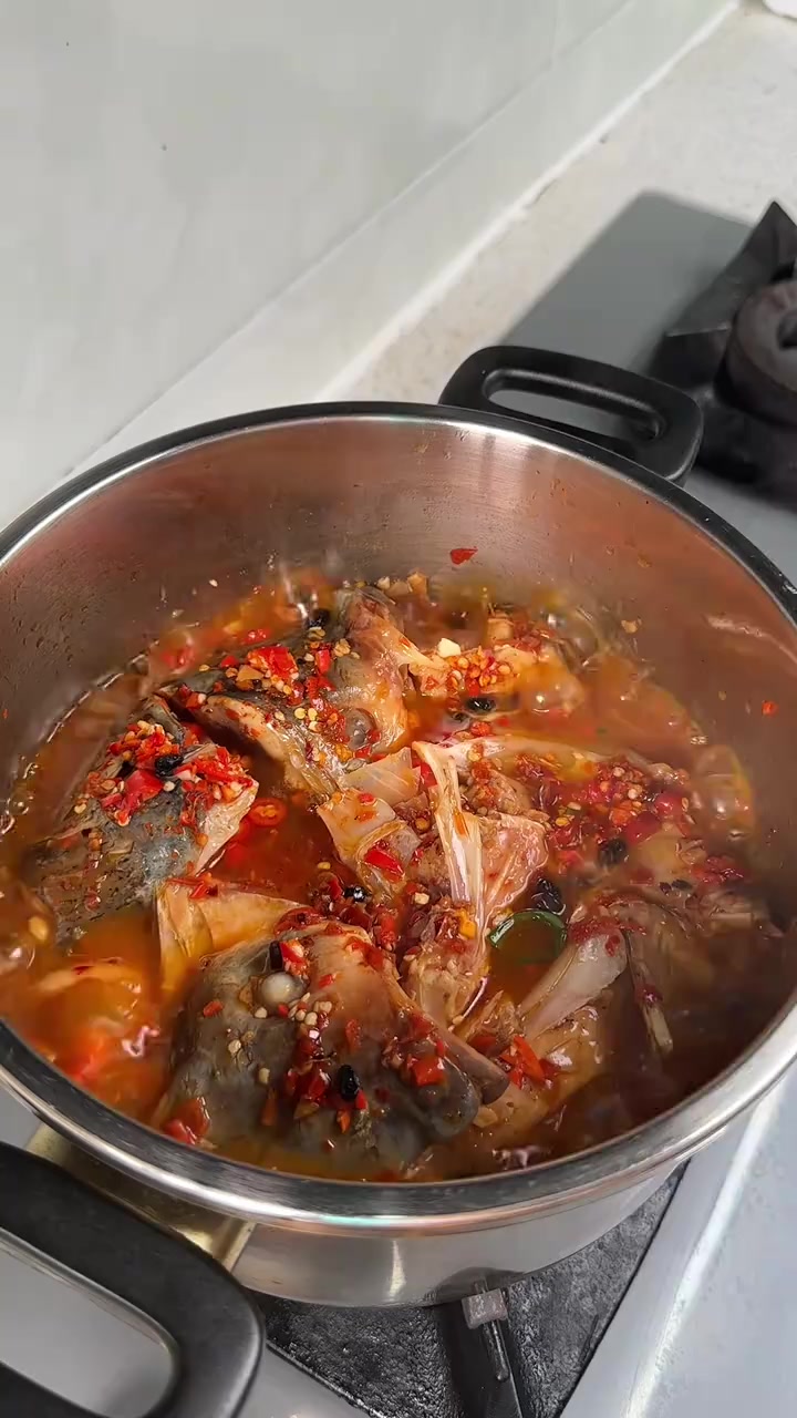 高压锅5分钟搞定的剁椒鱼头,鲜辣入味,超级嫩,这个做法既简单