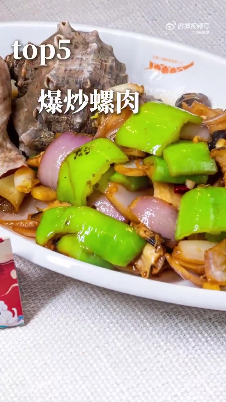 「沈家门夜色里的海鲜诗行」暮色漫过舟山的海岸线时,沈家门夜排档的烟火便在浪声中苏醒。这里的