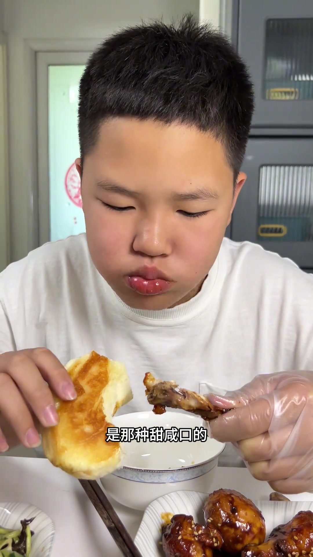 嫩鸡五方,蜜汁鸡腿卤蛋,红烧牛肉面,地方特色美食