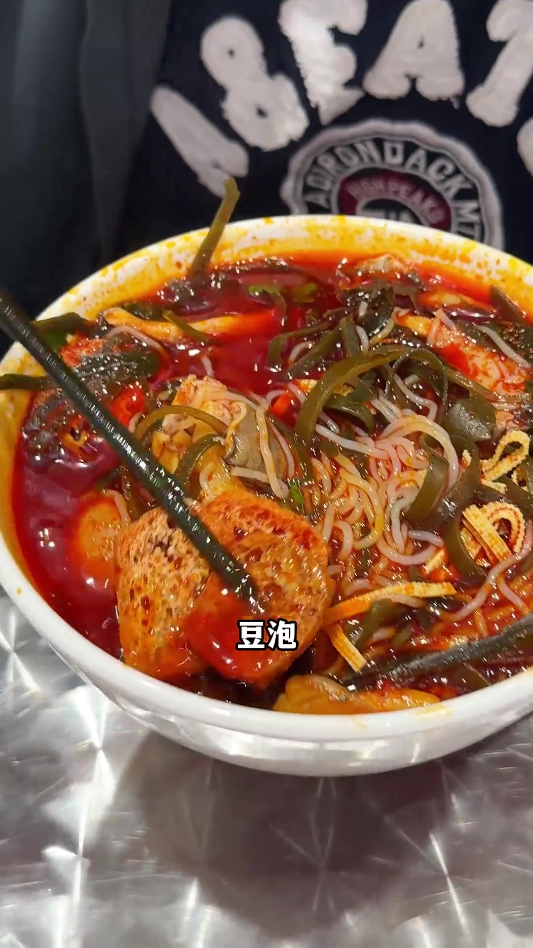 雨天来碗红油米线,配笼笼肉夹馍,美味又满足