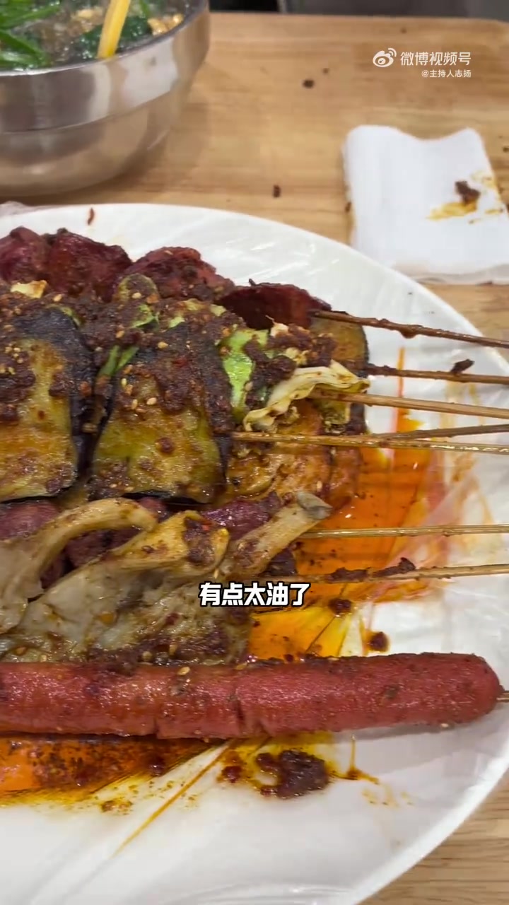 青岛台东:金张政麻辣烫(老店)……又来台东步行街了:吃一碗金张政麻辣烫再配点炸串,还是上学