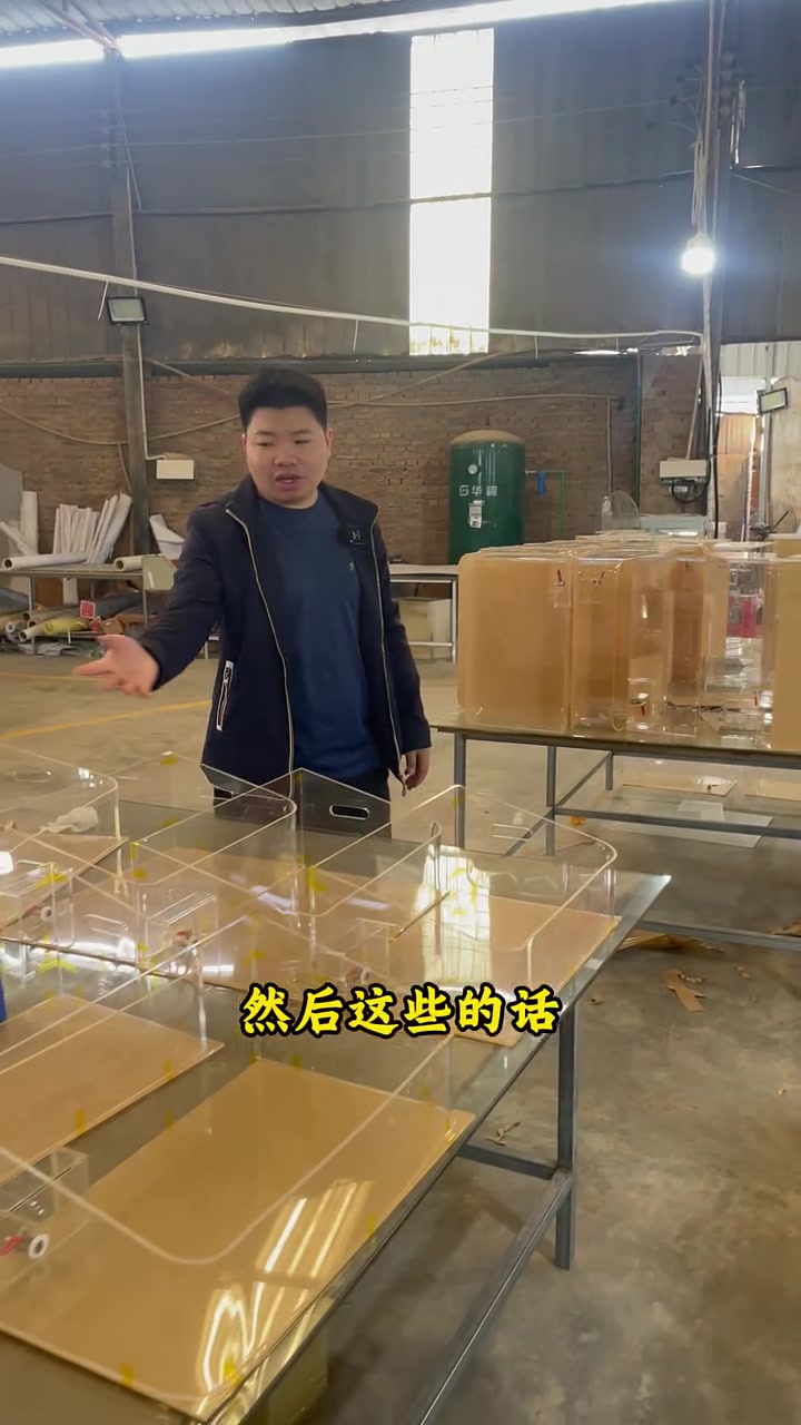 夏天来了 奶茶冷饮店都少不了的一款冷饮展示架 浙江客户定制的200个亚克力冷饮展示架正在粘