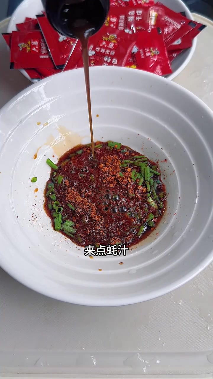 刮油蘸水锅,水煮菜这么吃真的吃不腻!相当于懒人一锅出,简单一锅干净美味又无负担。巨好吃!