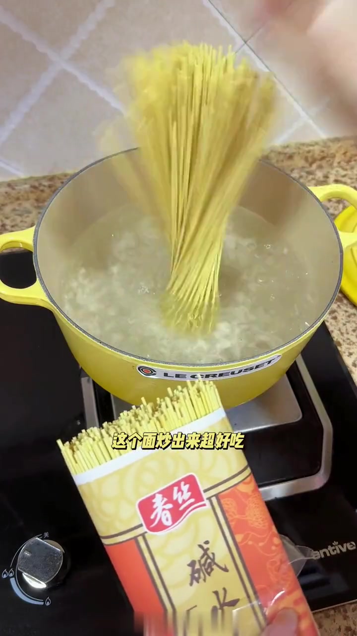 没食欲就做香辣肉丝炒面!五分钟搞定,一吃一个不吱声～