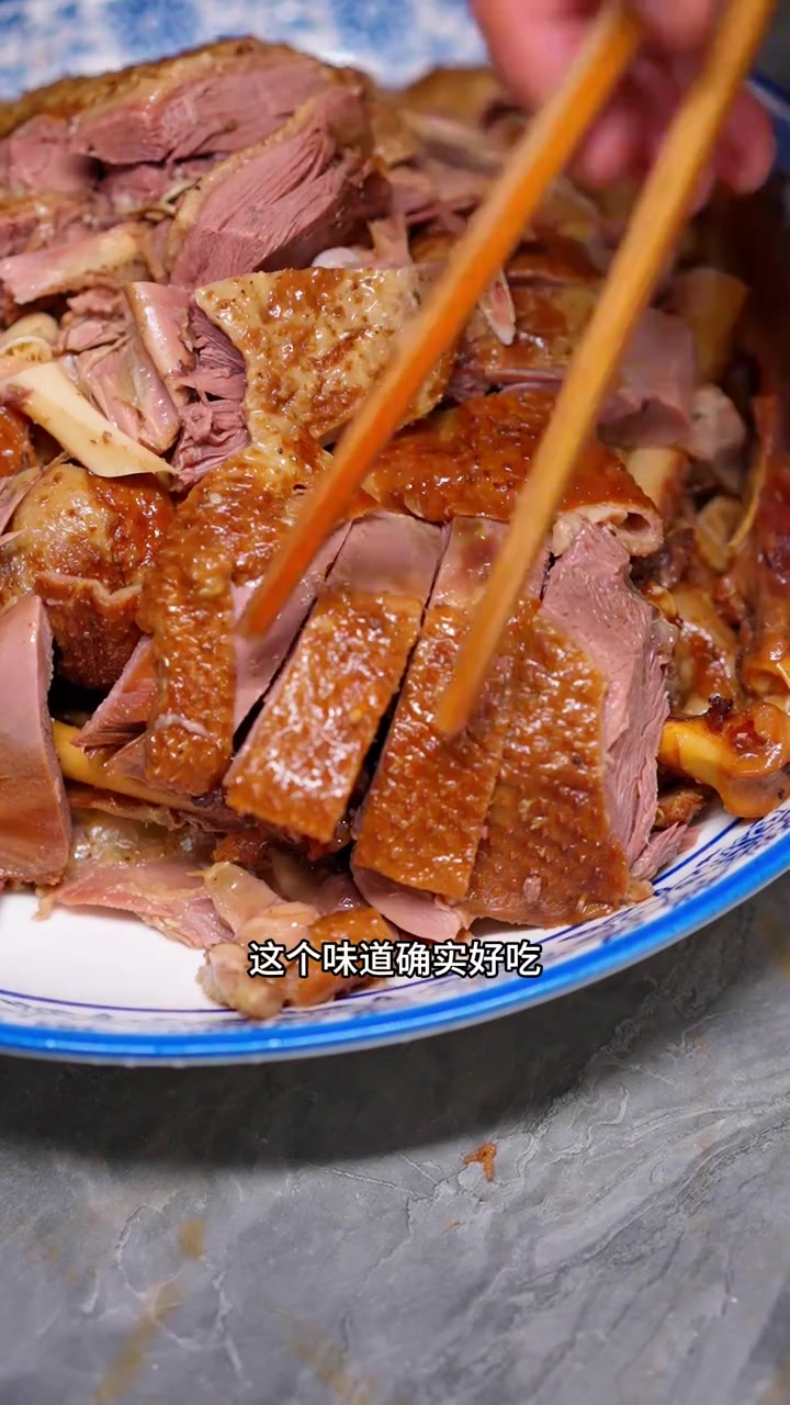 老表今天又来投喂了!带来两只大肥鹅,让我做“荣昌卤鹅”味道这一块必须要拿稳!