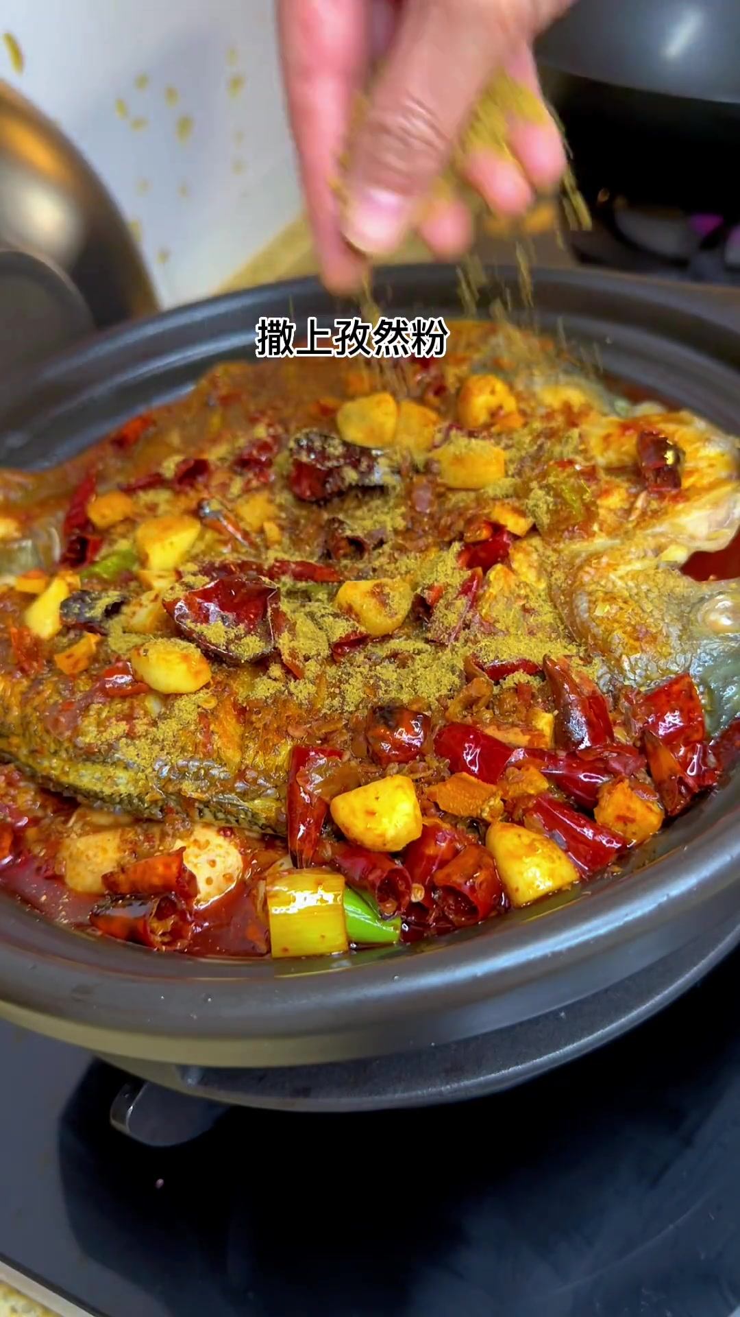 没有什么是一顿烤鱼解决不了的,今日午餐烤鱼,有鱼有菜真过瘾