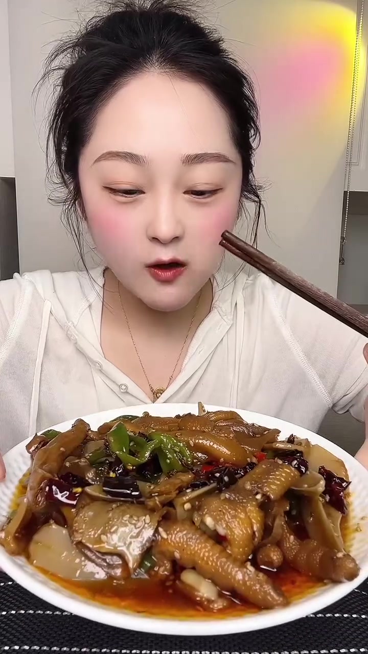 夏天和冷吃凉菜很适配,凉凉的很爽口,7种和6种食材就少一个鸭郡把(鸭食管)推荐6种食材性价