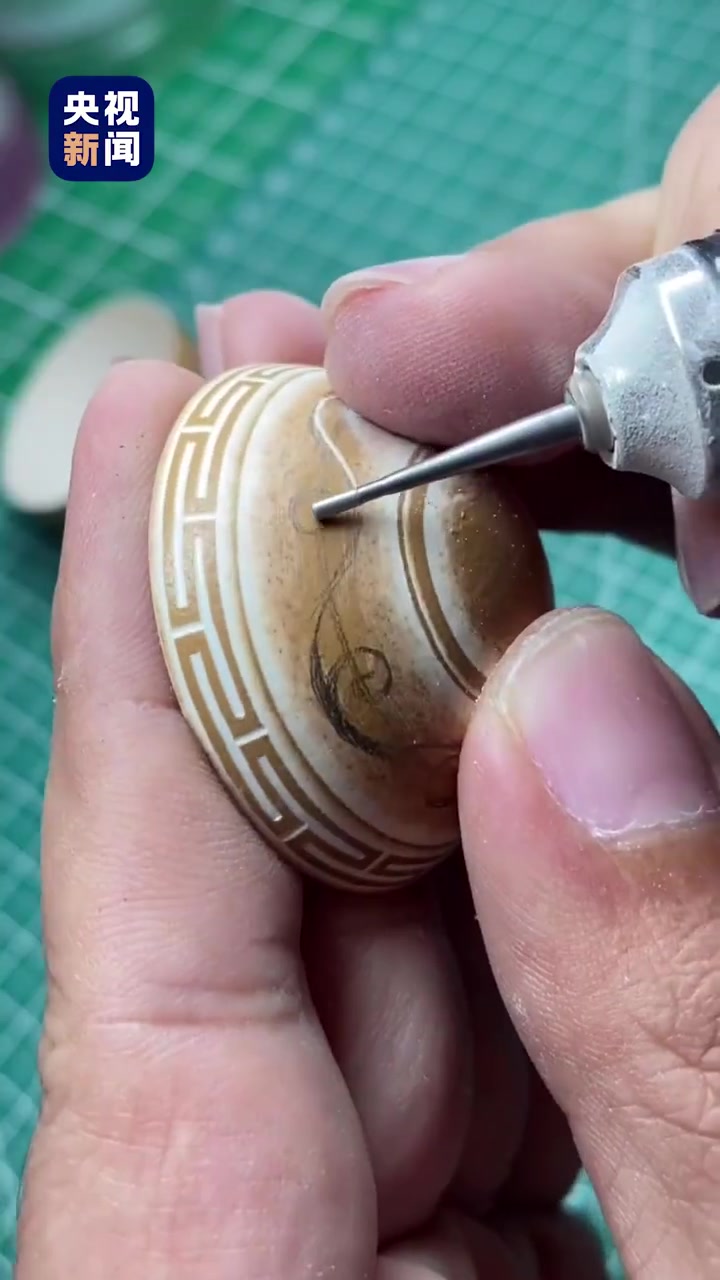 非遗传承人用小小的鸡蛋雕出了艺术范儿!网友:蛋壳我有,这双手在哪领?