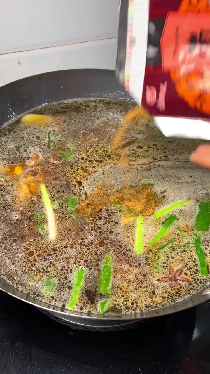 鸡汤面片这可是我老家的特色,在外面估计吃不到这样的饭,鸡块裹着粉面子煎的焦黄滋滋冒油,鸡汤