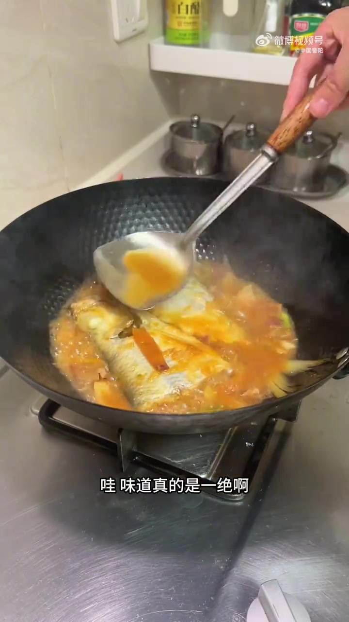 家人们,今天给大家分享一道超特别的洋葱烧鳓鱼,做法简单又美味!制作时,先把洋葱切成丝。热锅