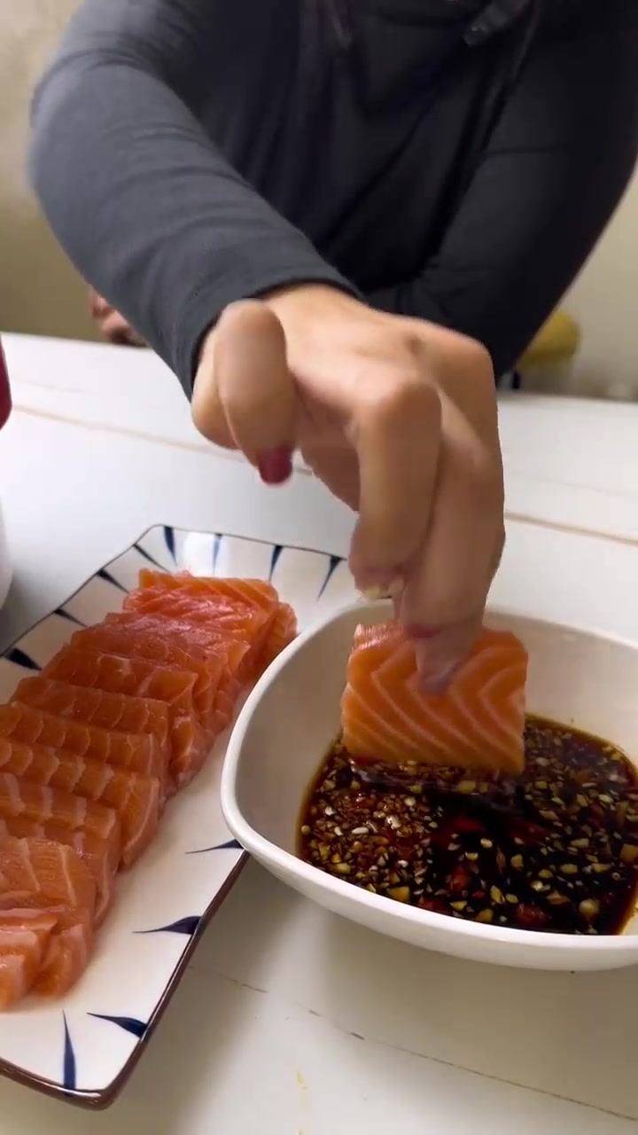 上次老婆回娘家没有吃到海鲜锅,今天给她做了一份。这个季节的罗氏虾很肥美,老婆很爱吃。还做了