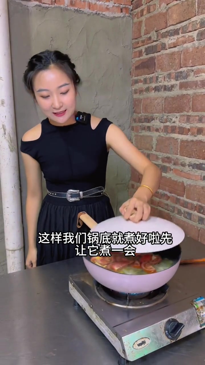 杨桃,酸豆,西红柿煮的海南酸鱼汤你们喝过吗?鱼汤鲜美配上小米辣酸酸辣辣好吃!