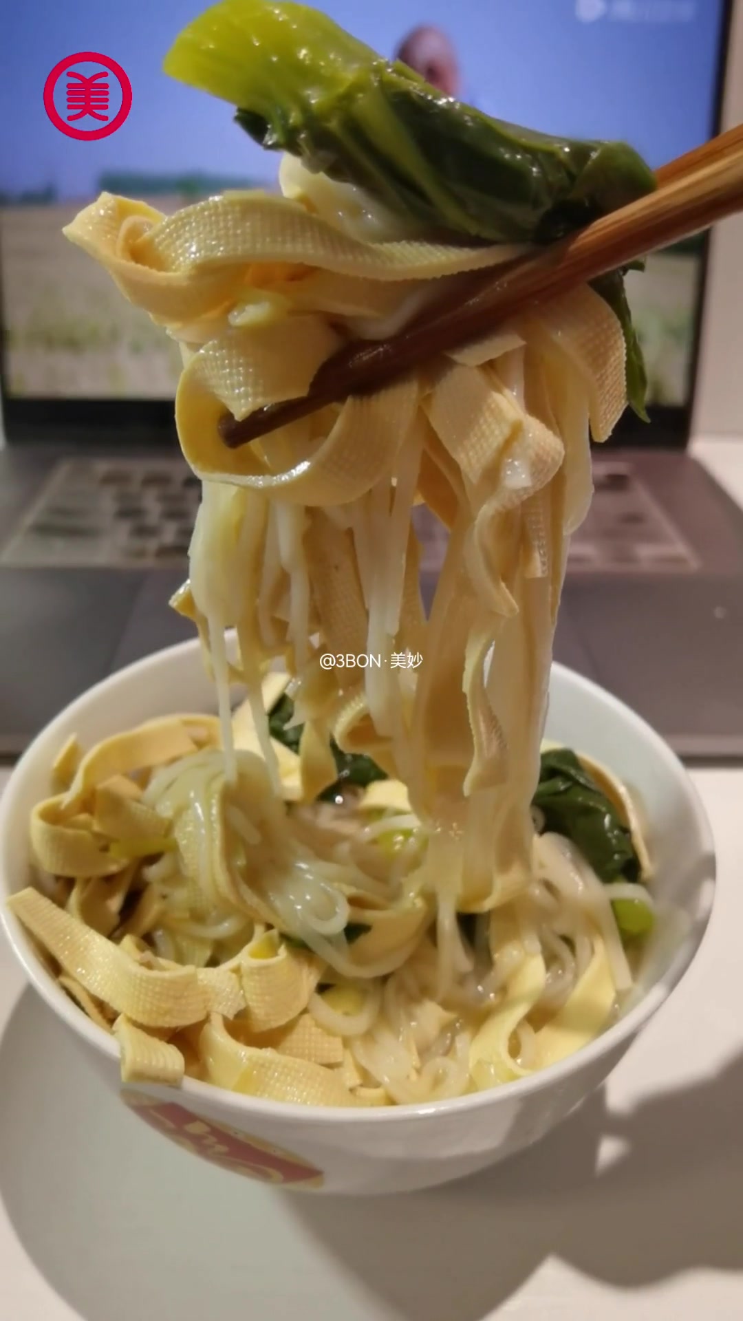 一锅一世界一双筷一碗菜 出差在外酒店房间做菜简简单单,五花肉100g、生姜10g、大葱20