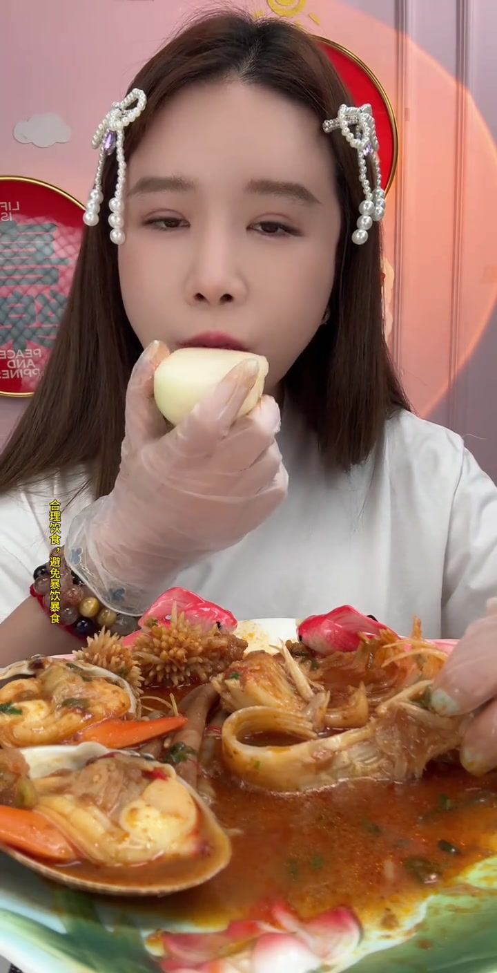 今日开吃瑶鱼翅墨鱼蛋海肠,先尝瑶鱼翅啦