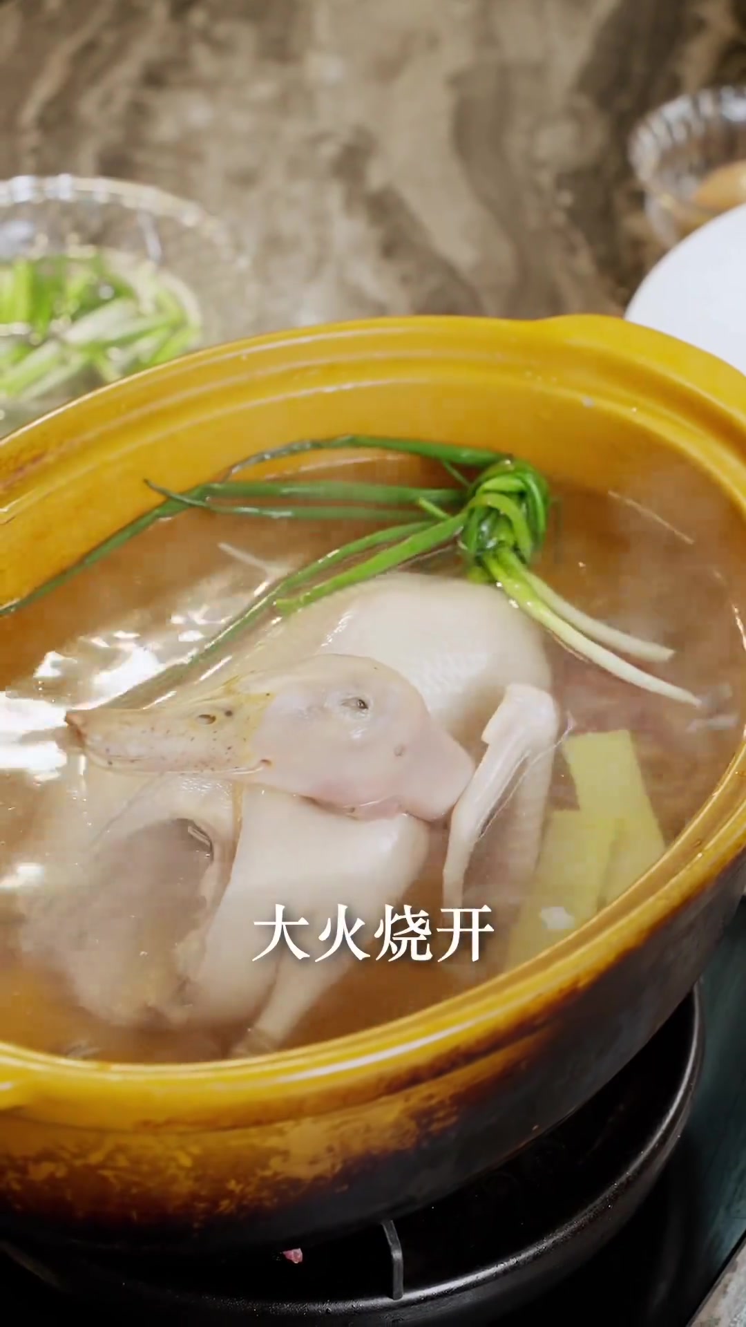用老鸭的汤烧的馄饨那叫一个鲜啊