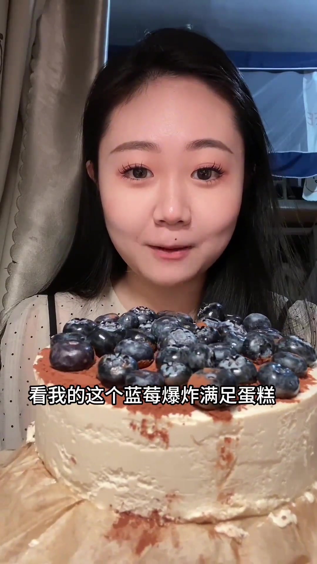 实现蛋糕自由!我真是会吃哈哈哈蓝莓+奶油真的好吃!酸酸甜甜吃不腻!还有汉堡和薯条巨巨巨好吃