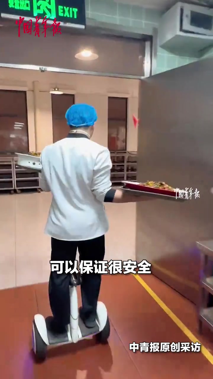 饭店服务员脚踩平衡车上菜,又快又稳,工作效率贼高!专业动作请勿模仿(中国青年报)