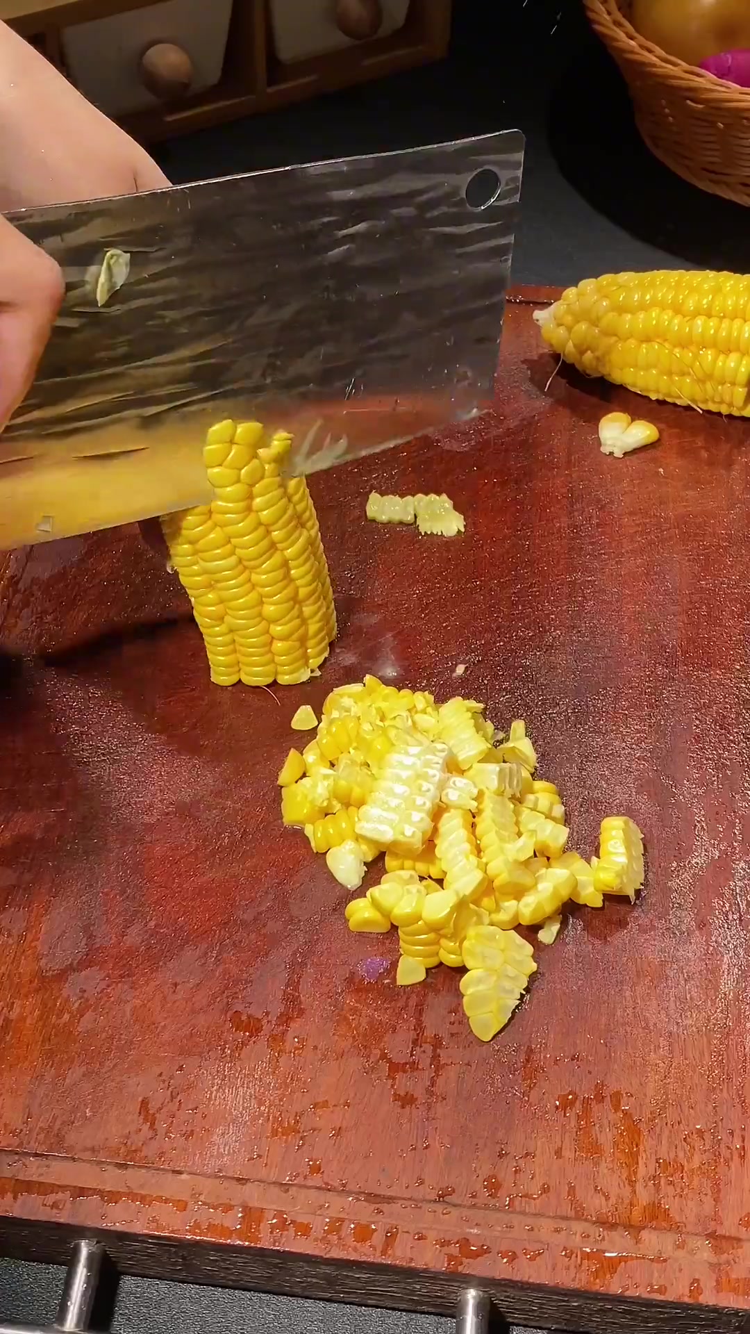 中秋佳节来临,餐桌上少不了一道甜汤,鸡蛋玉米羹,做法简单,清甜顺口,老人小孩都喜欢