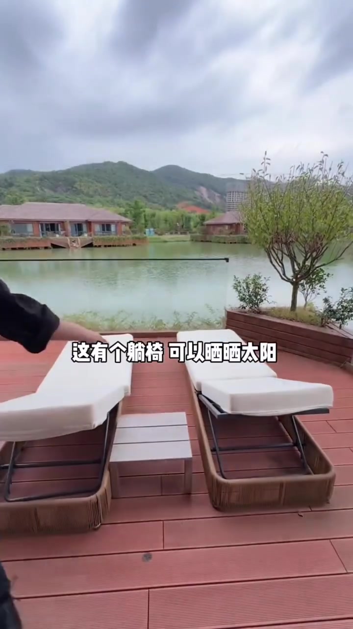 太湖边酒店惊现超大虾!虾身竟比手掌还大