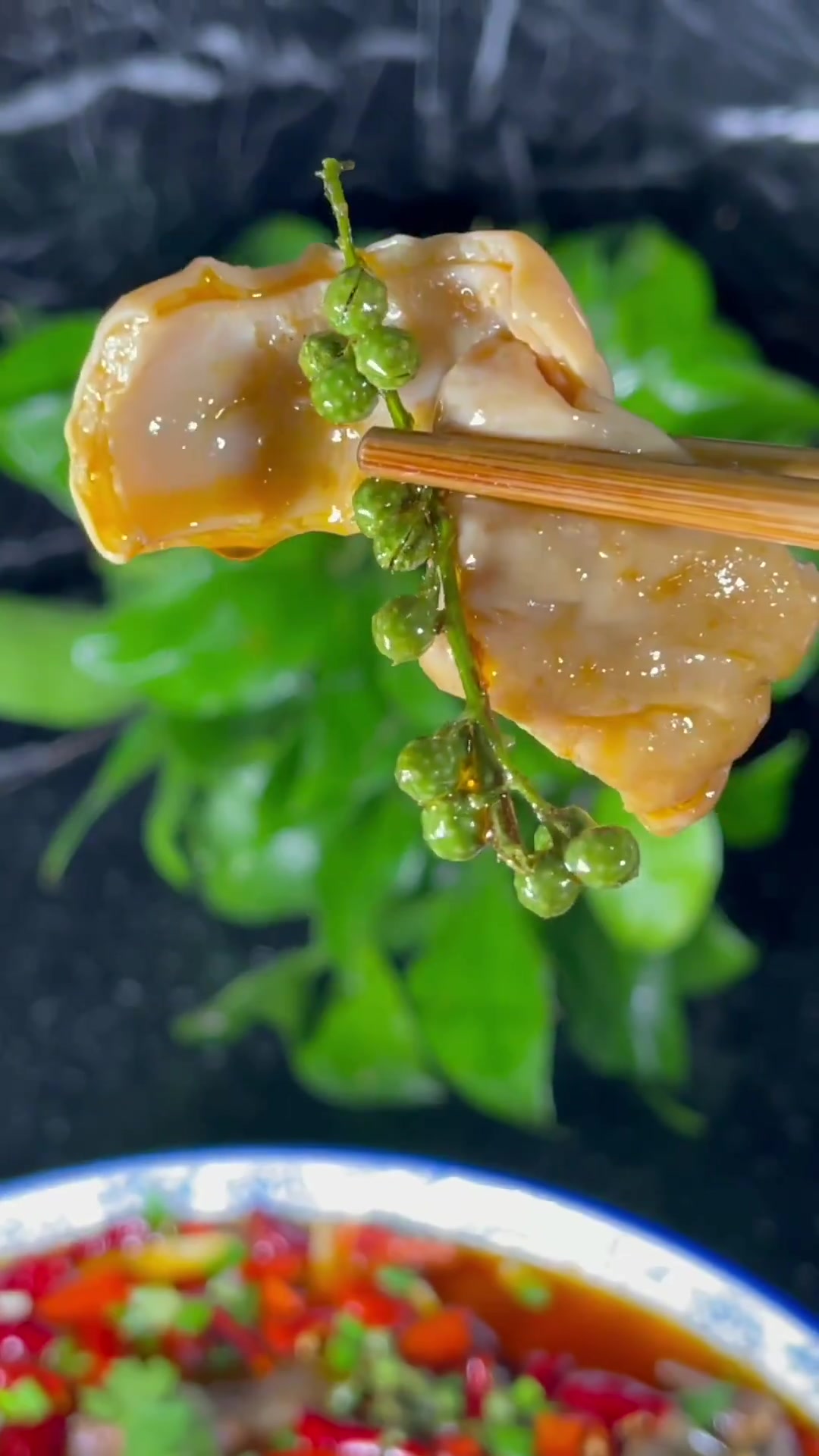 重庆吃鸡天地,猪肥肠鸡做法超独特,快来瞧!