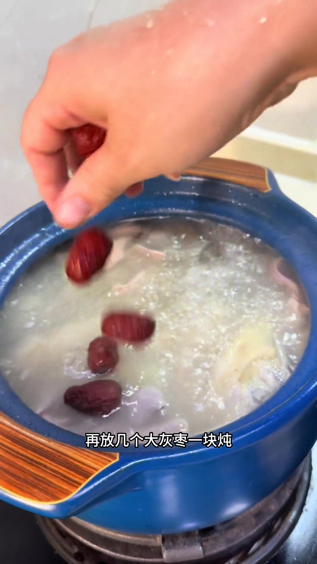 周末自制猪肚鸡汤与麻辣锅底,味道超赞